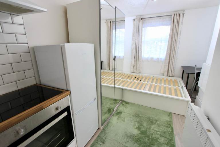  N22 REFURBISHED SELF CONTAINED studio flat Available NOW