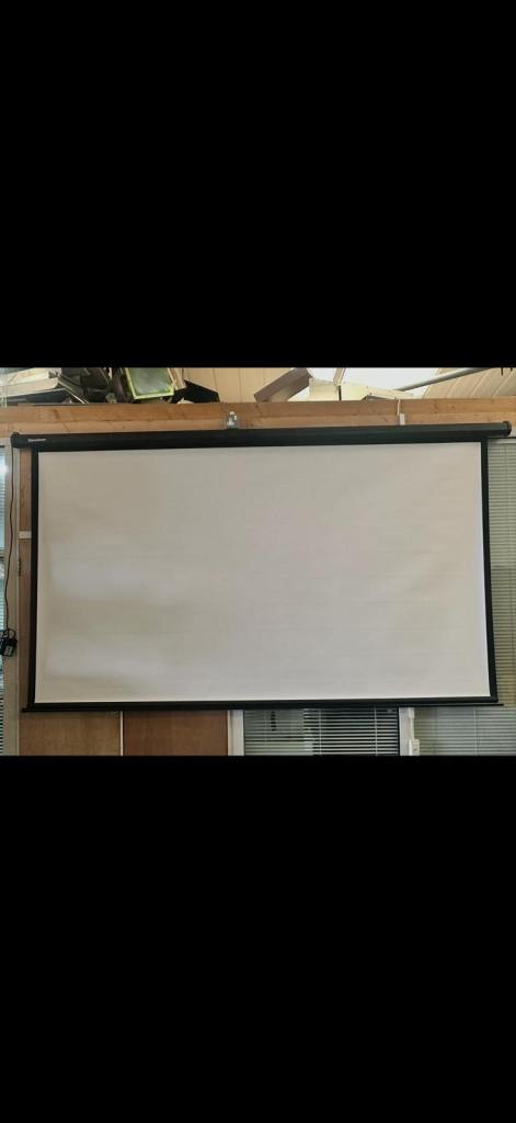 YABER Y31 video projector with adjustable roof mounting bracket (no remote).