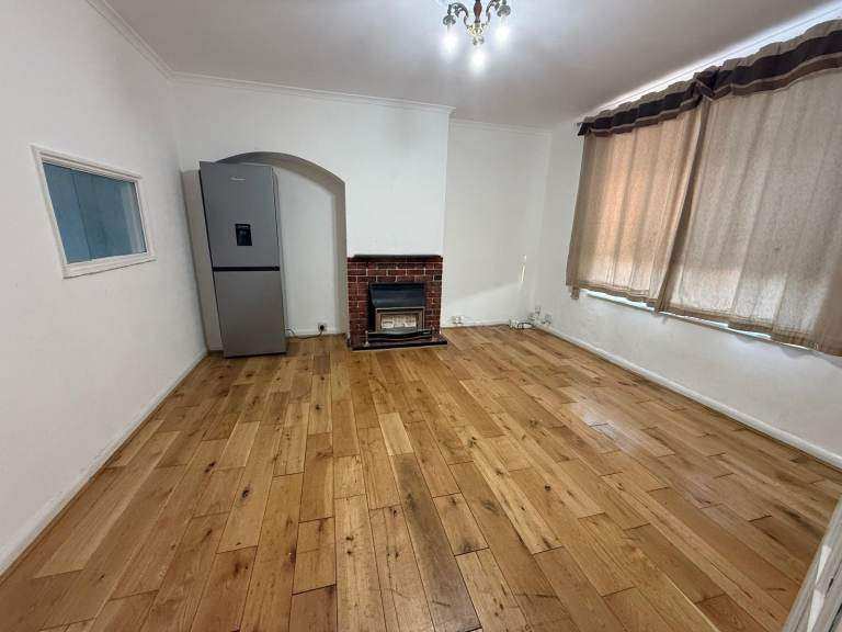 Beautiful 2 bedroom with private Car Park Driveway House available let at Fitzstephen Dagenham RM8,