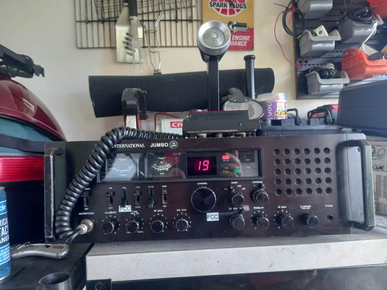 International Jumbo CB Radio with Microphone – Good Condition