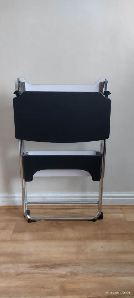 Foldaway computer desk