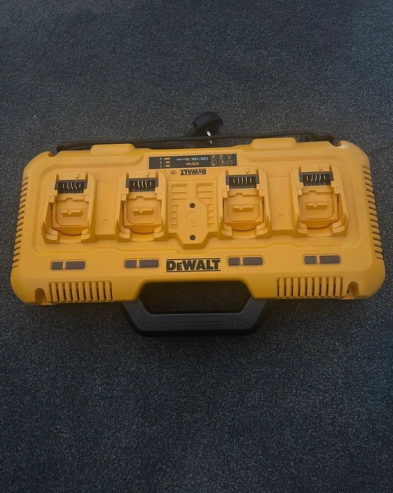 DeWalt DCB104 12V/18V/X-Li-ion 4-Port Fast Charger