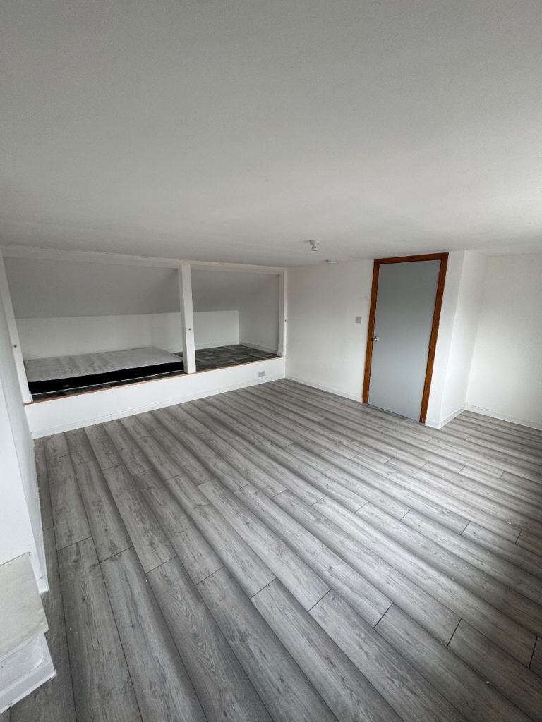 Large room to let in Gorton m18