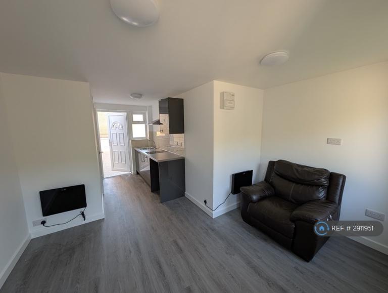Studio flat in Brooklands, Milton Keynes, MK10 (#2911951)