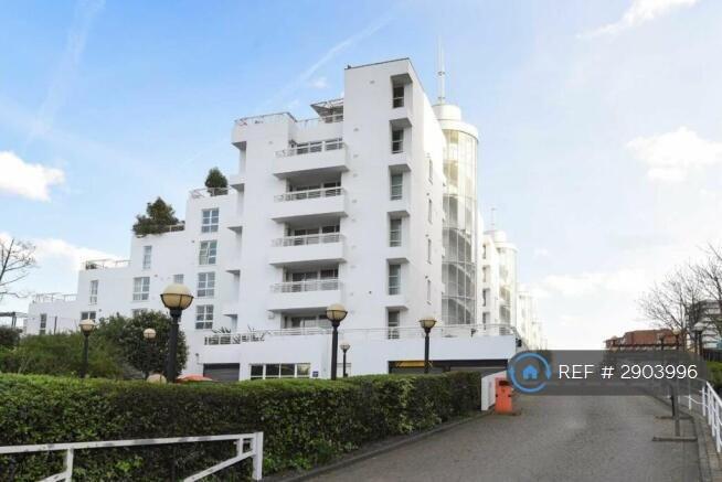 2 bedroom flat in Barrier Point Road, London, E16 (2 bed) (#2903996)
