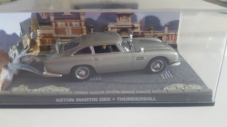 James Bond collectables set  15 cars plus magazines  few Photos of collection all in original cases 