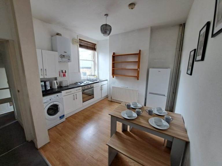 🏡💥 Modern Couple Room 🏠 in a Well-Maintained Shared Apartment 💥