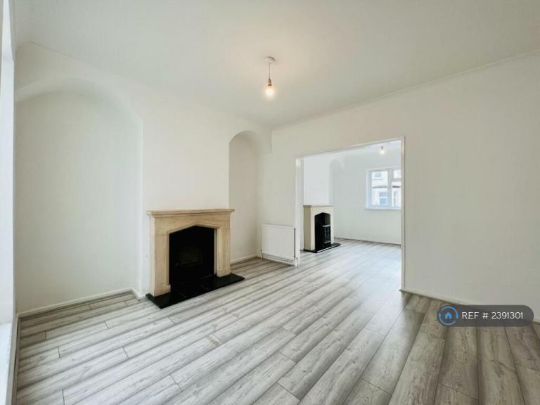 2 bedroom house in Luton Road, Chatham, ME4 (2 bed) (#2391301)