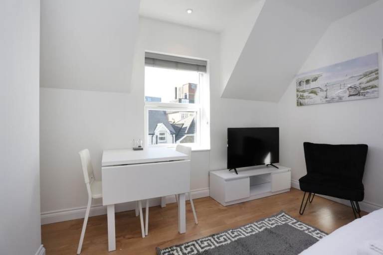 Modern studio flat to let in Bournemouth near Lansdowne Campus