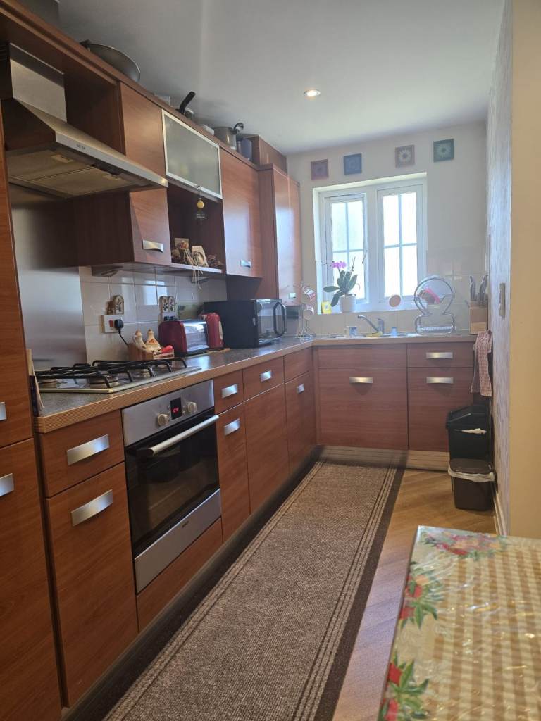 Ensuite Double Room to Rent in Shared House, Worcester Park KT4 for single females. Bills included.