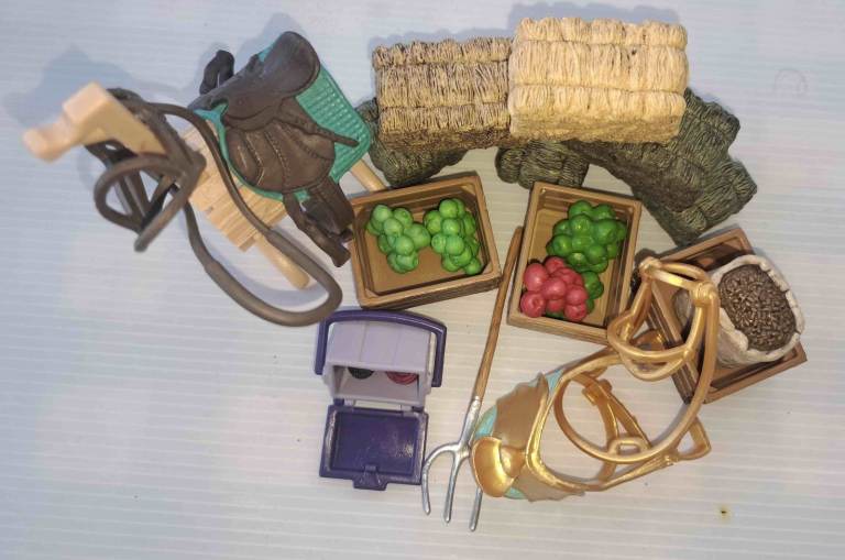 SCHLEICH Horse Acessories, Hay Straw Boxes Case Brushes Fork Apples Tack x2 + horse etc