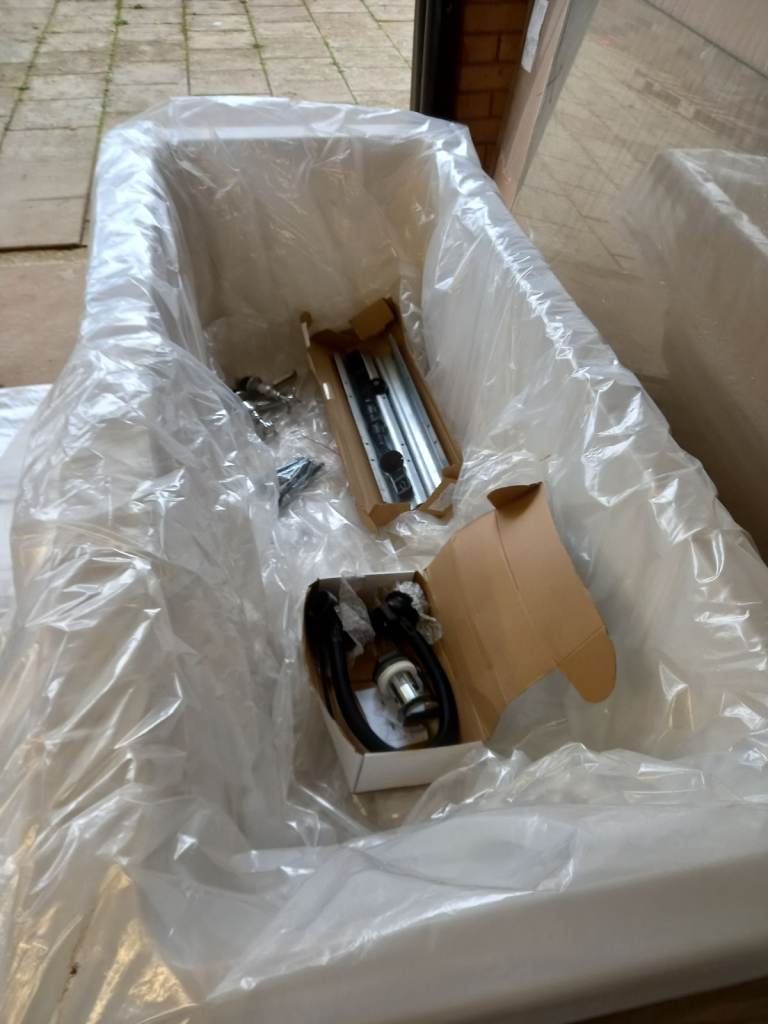 BATH UNUSED STORED IN GARAGE.  AS NEW CONDITION Halcyon Square 1750 x 800