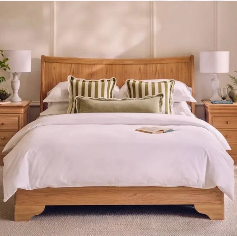 Willis and Gambier Solid Oak Kingsize Bed Frame - Excellent Condition