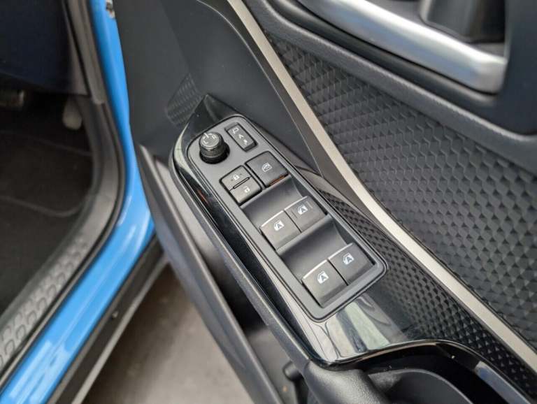  Toyota C-HR 1.8 VVT-h Design SUV 5dr Petrol Hybrid CVT Euro 6 (s/s) (122 ps) - HEATED S Petrol/E...