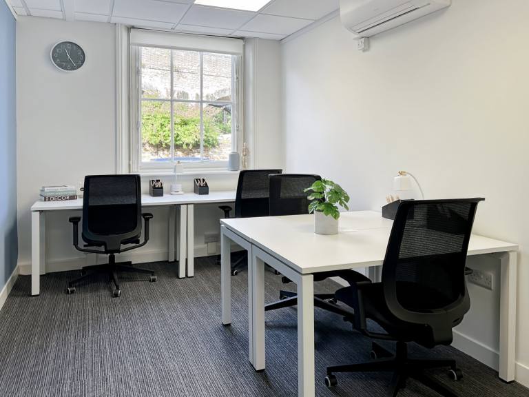 London - SW15 2DZ \ Office Space for Rent with a 5-Desk Layout