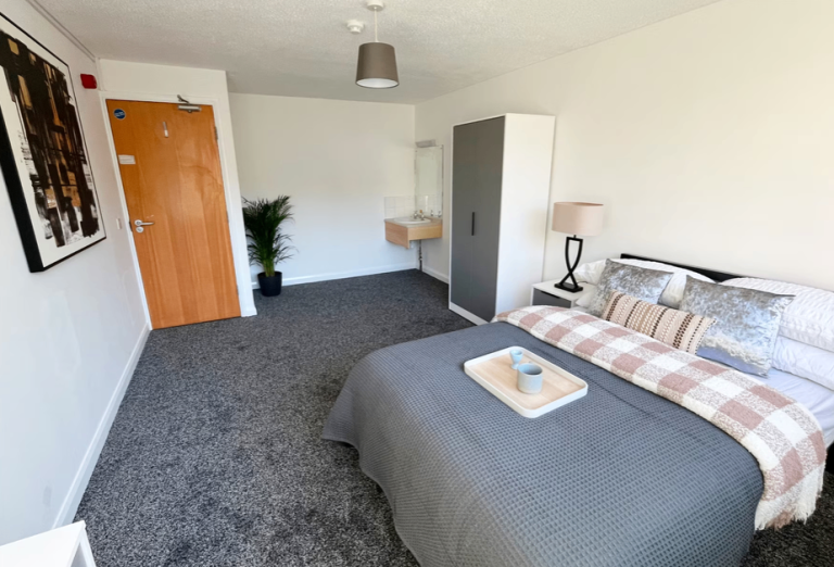 GORGEOUS Room in ALL FEMALE FLAT available for takeover! *DISCOUNTED, LOWEST RATE* 