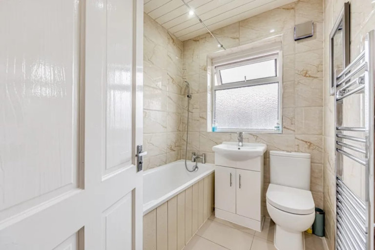 Double Room near Phipps Bridge Tram Stop in Mitcham and Share the Bills