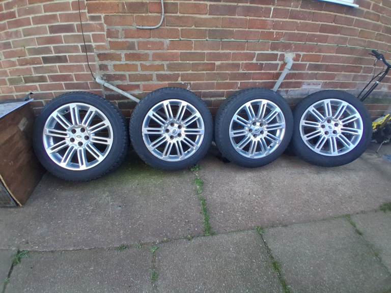 GENUINE LAND ROVER ALLOYS WITH PYRELLI TYRES