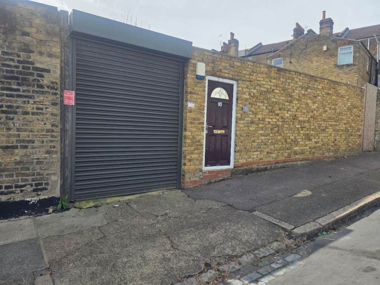 Studio flat ground floor with driveway all bills included 