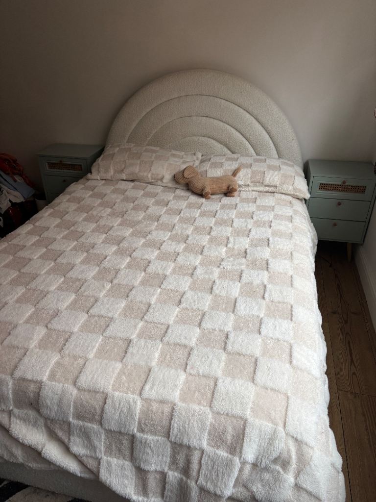 Daals Boucle Bed with Storage