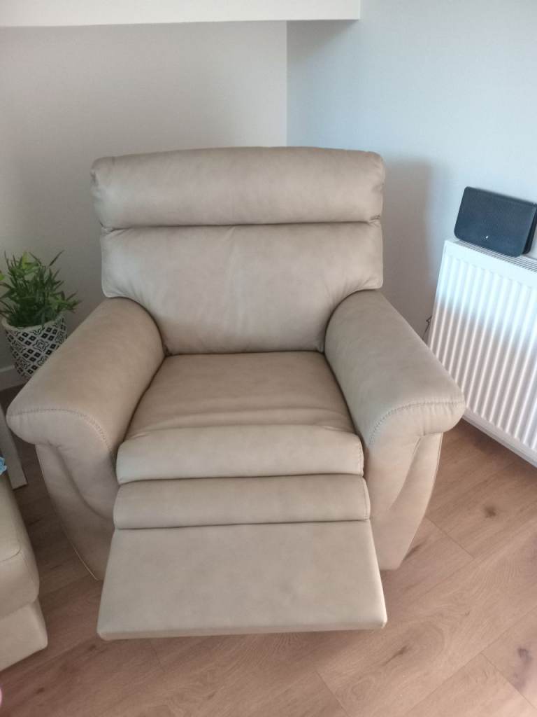 Comfortable Beige Recliner Armchair – Good Condition