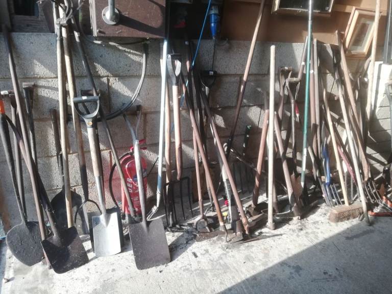 Lots of gardening and other long handlede tools