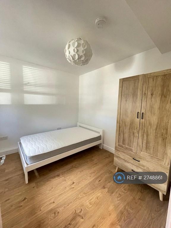 4 bedroom flat in Manitoba Court, London, SE16 (4 bed) (#2748861)