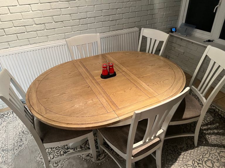 Extendable Dining Table and 5 Chairs – Good Condition
