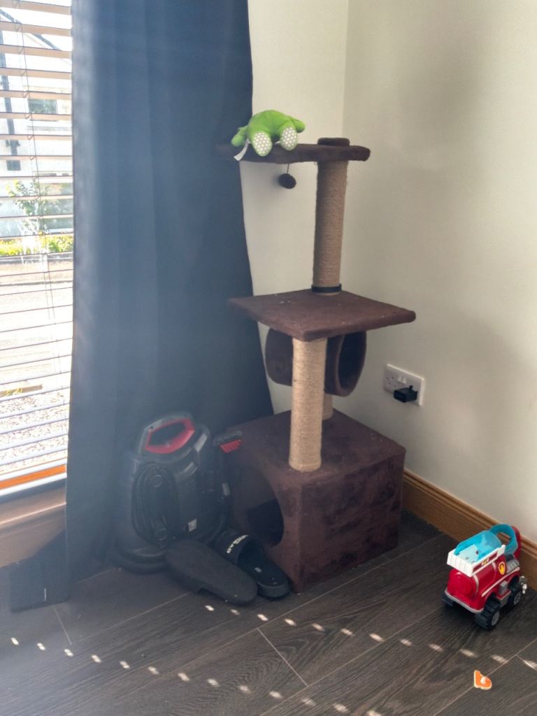 Cat scratching tower