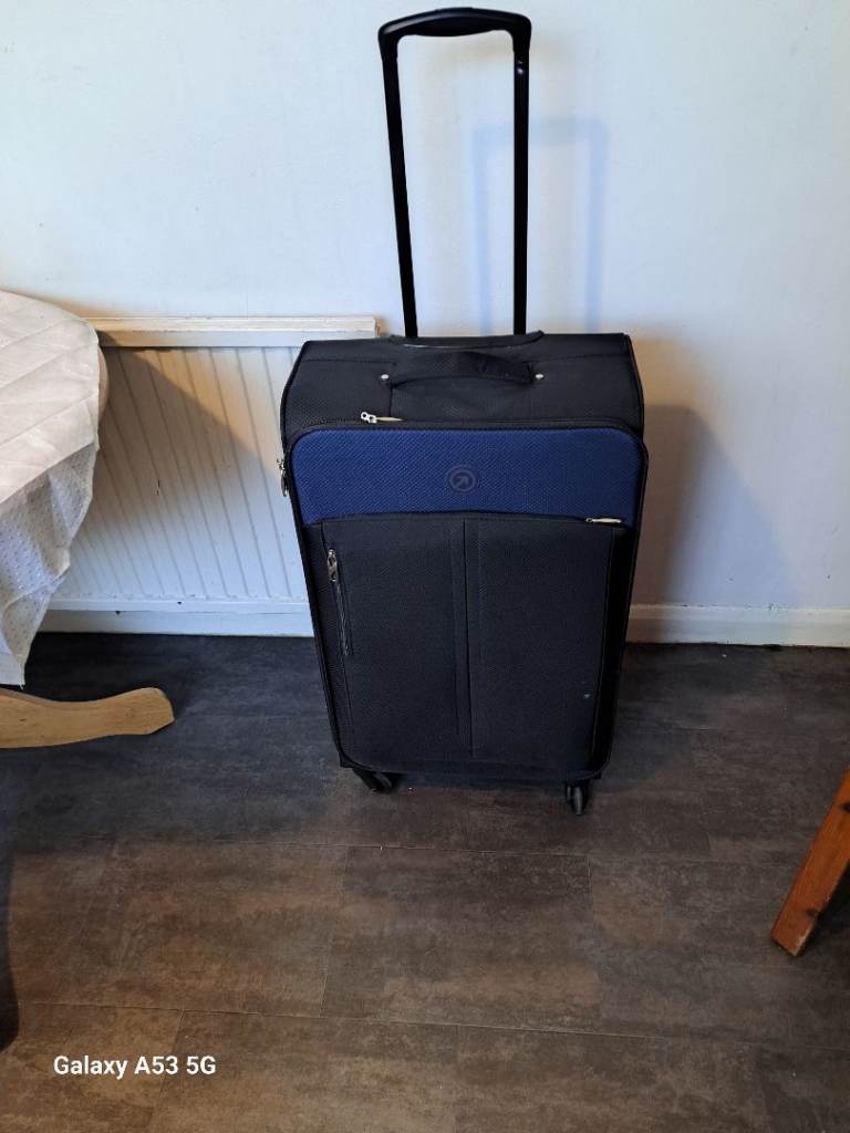 Medium suitcase with a very lightweight and 4 wheels 
