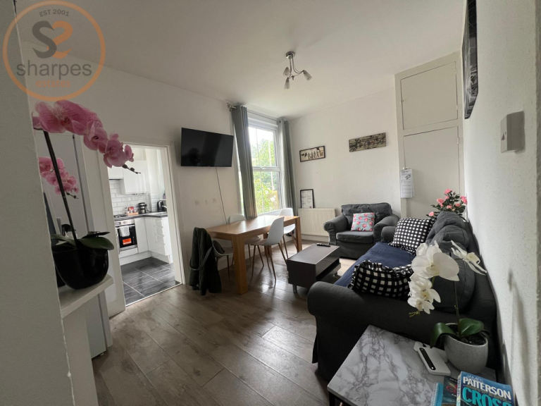 3 bedroom flat in Arthur Road, London