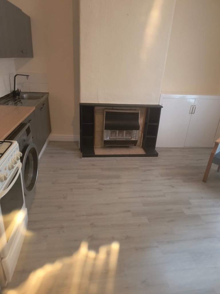 2 bed flat Glencastle Road M18 7QH