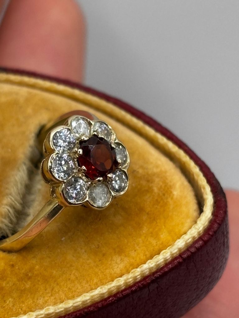 9ct yellow gold Vintage Daisy Garnet ring size O1/2 