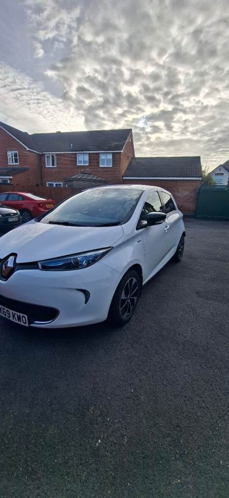 2019 ZOE with 12 months MOT and FHS