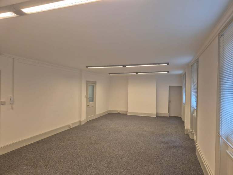 Office/Beauty Studio for up to 10 people - opportunity to redesign.