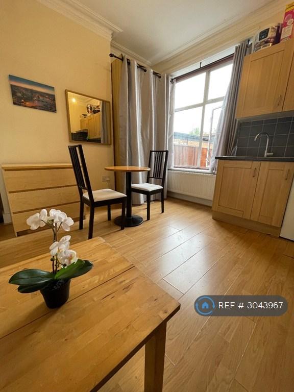 Studio flat in Burroughs Parade, London, NW4 (#3043967)
