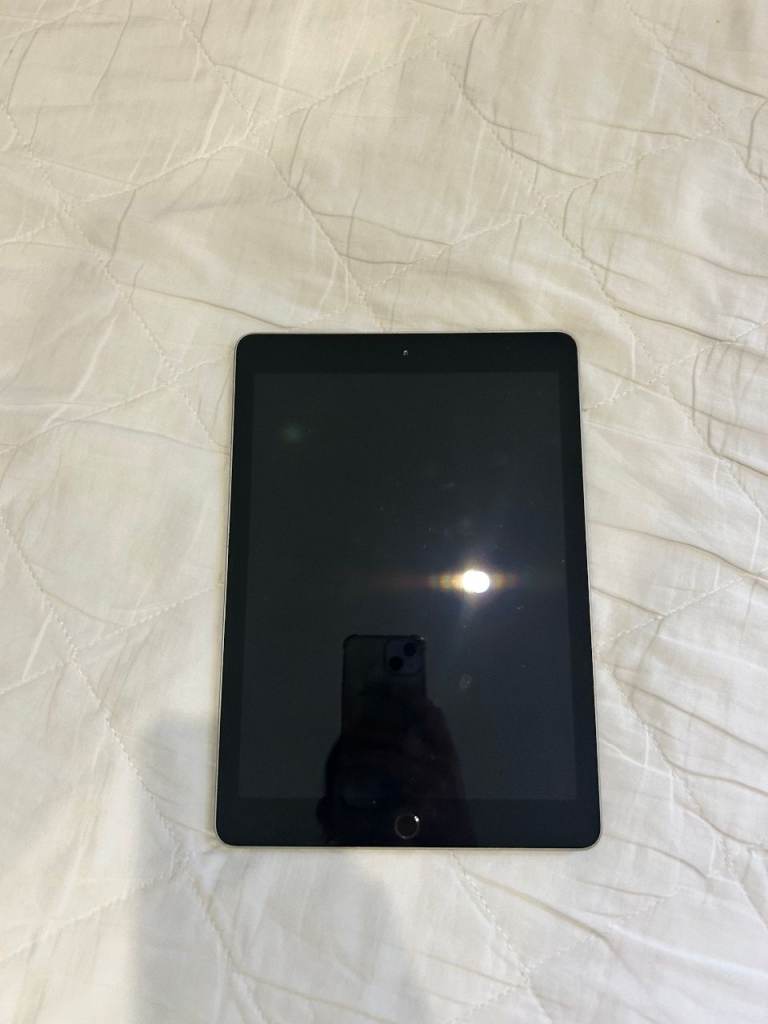 Apple iPad Silver – Good Condition