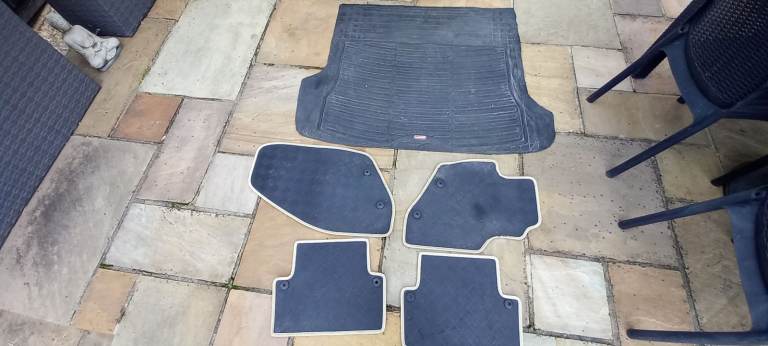 Volvo V70 2000-2007 Car mats and boot liner. Collection from Wimborne