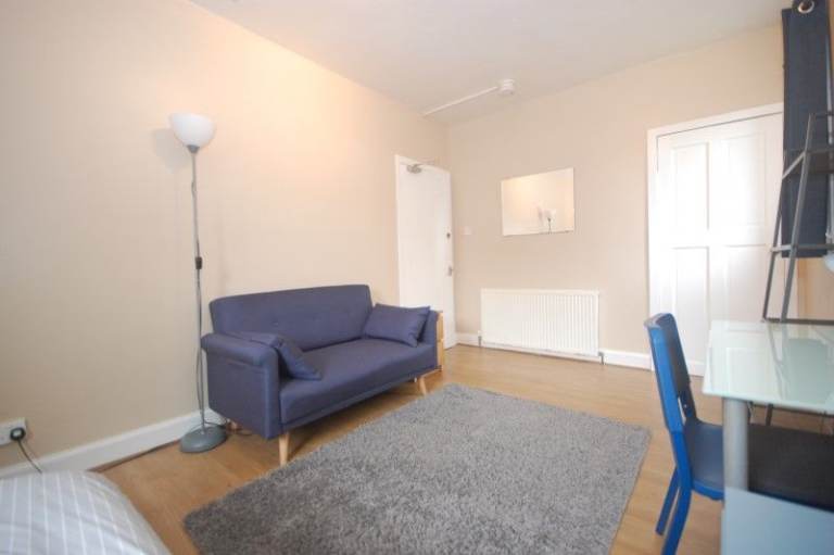 Large double room - student flat v close to Ed Coll, Napier, HW