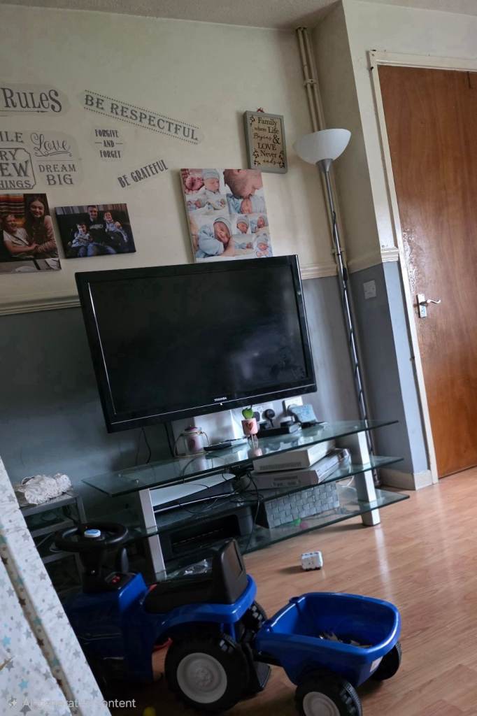 BARGAIN   Quality clear reinforced glass& metal tv stand