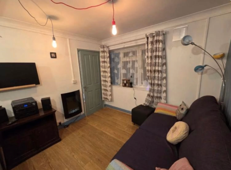 Modern 2-Bedroom Flat | Furnished | Fitted Kitchen | Parking | Erdington, West Midlands - B24