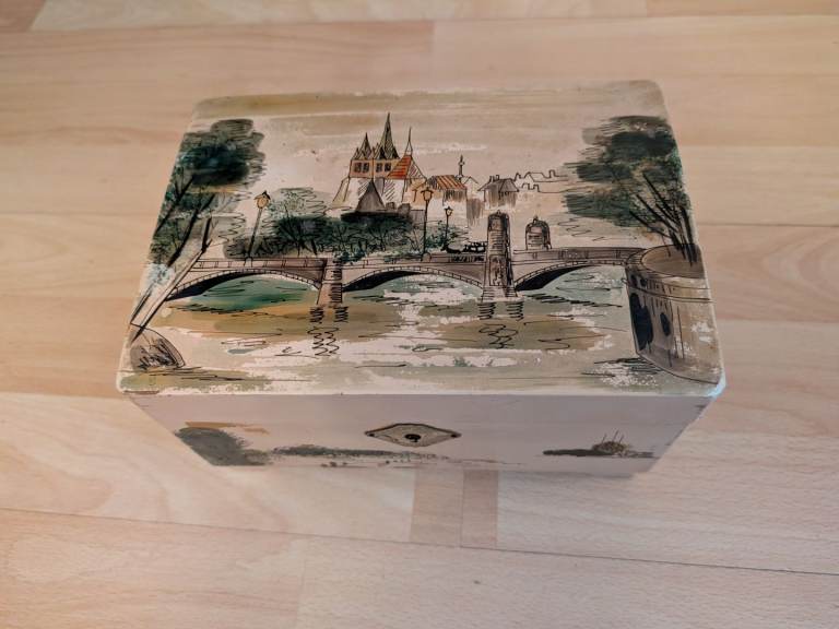 🔥Rare Vintage Lacquered Musical Jewelry Box Hand-Painted Notre Dame Cathedral 1950s