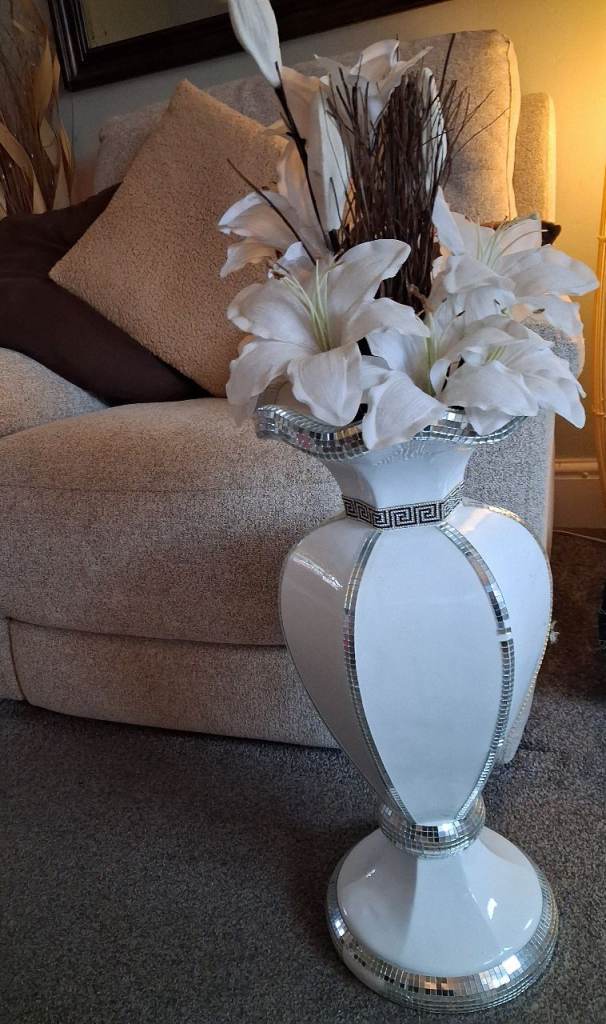 Vase including flowers 