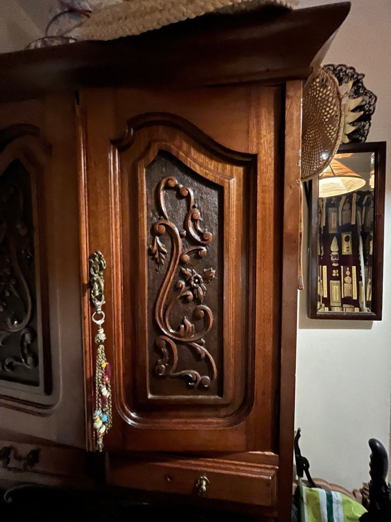 Beautiful Mahogany cupboard.
