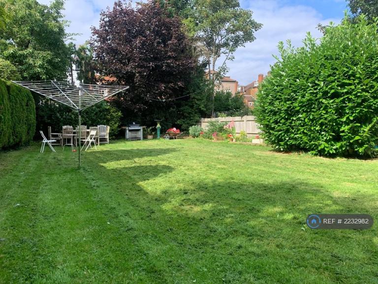 2 bedroom flat in Castlebar Park, London, W5 (2 bed) (#2232982)