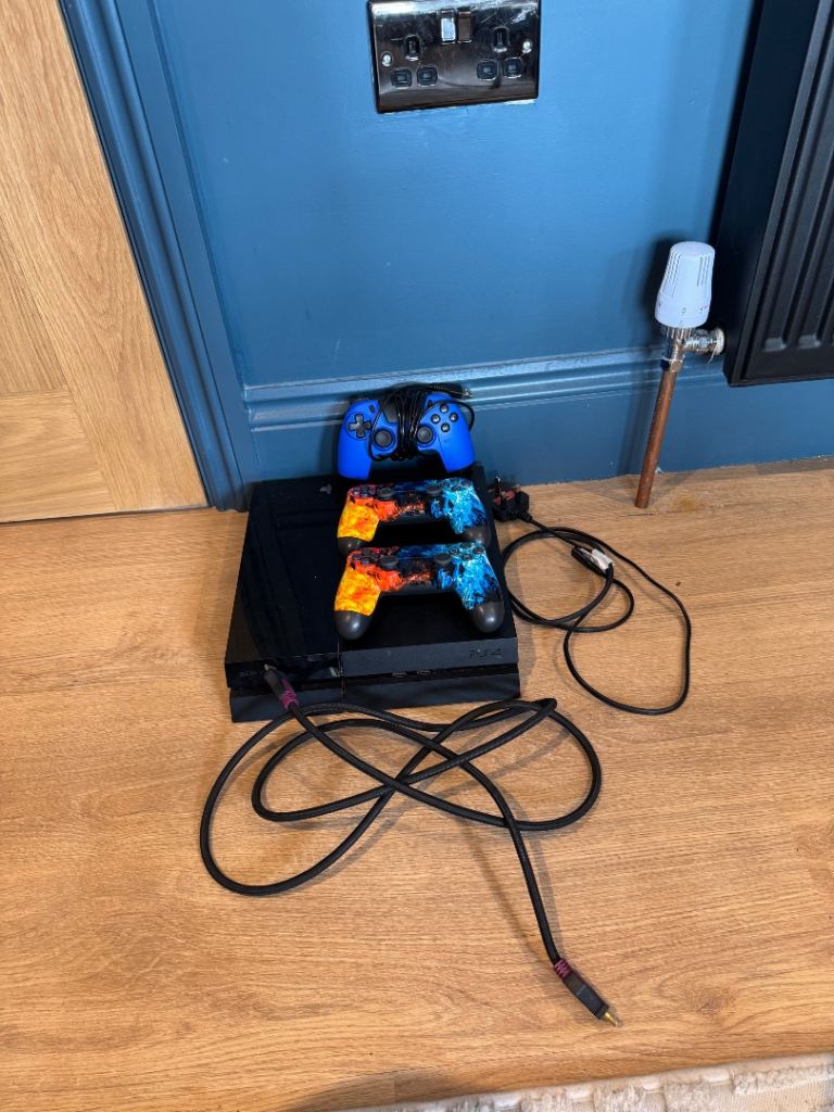 PlayStation 4 Bundle + 3 Controllers 