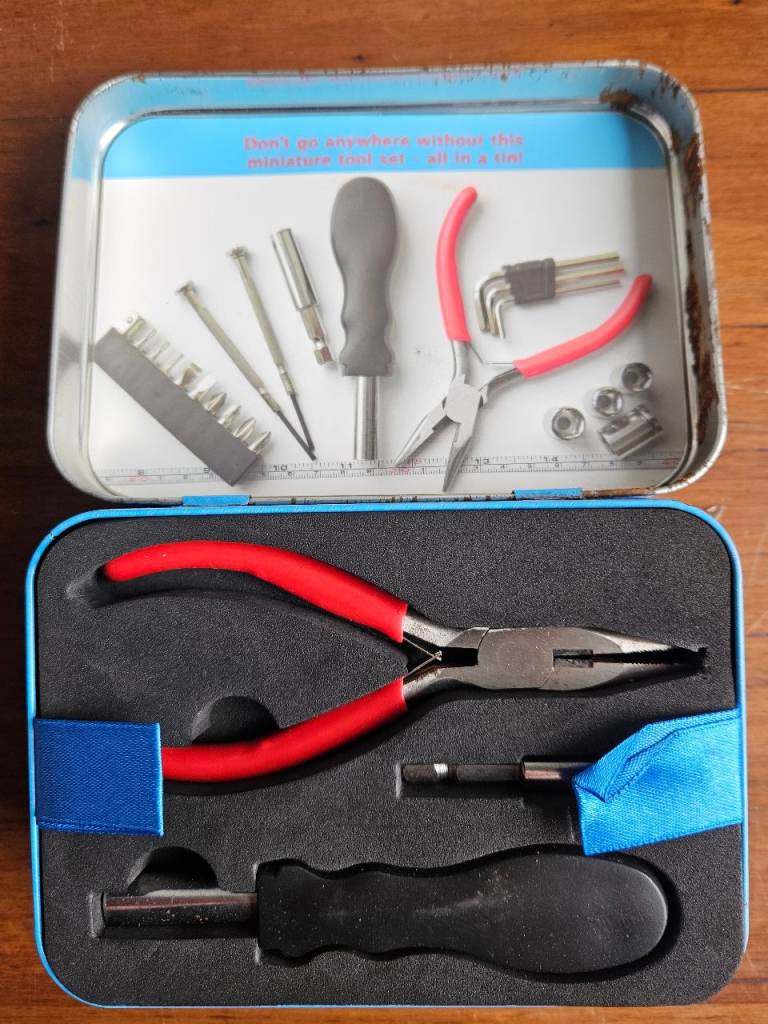 Tool set in a metal box (23 items) - compact