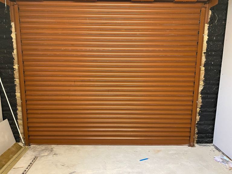 Electric roller shutter door