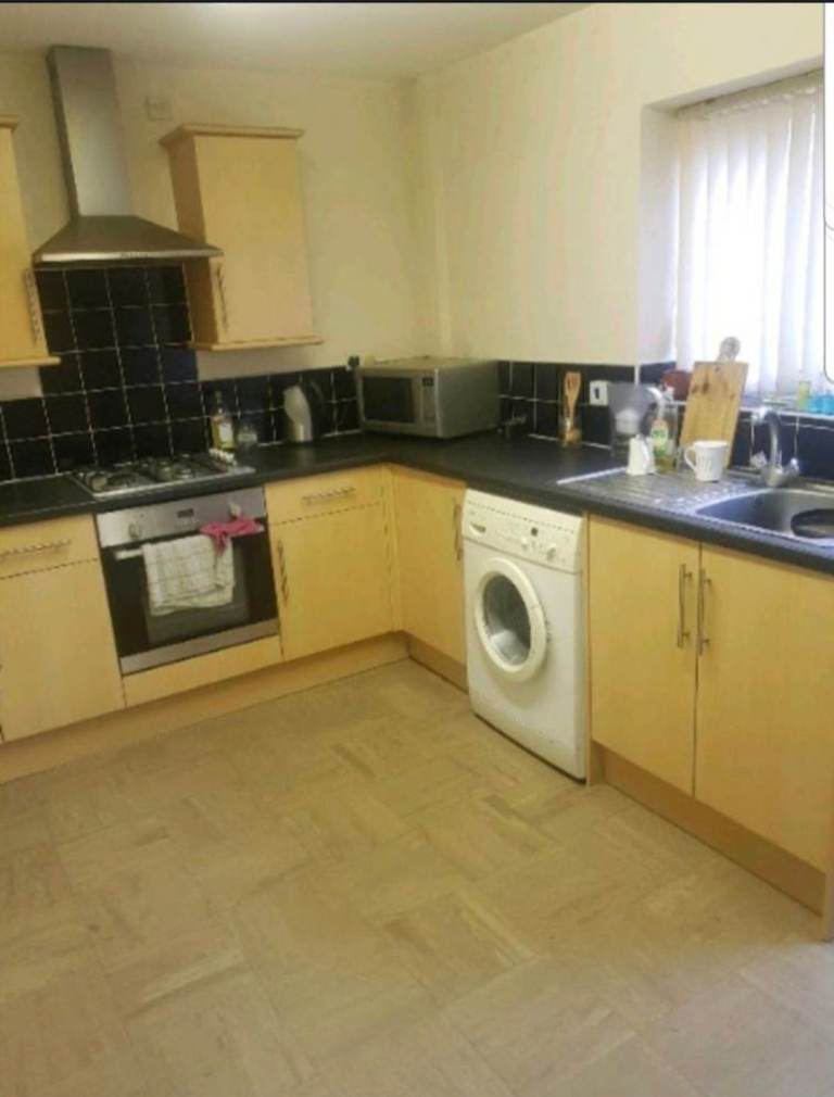 Bargain 4 Bed End Terraced House in Oldbury Close to Town Centre Part Furnished
