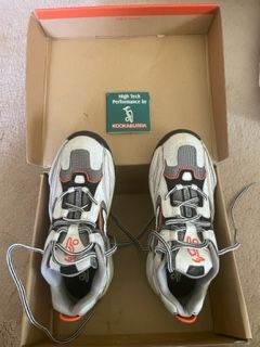 Brand New Kookaburra Cricket - 10 Metal spikes studded shoes - UK Size 4 (for age 8 to 12 yr old) 